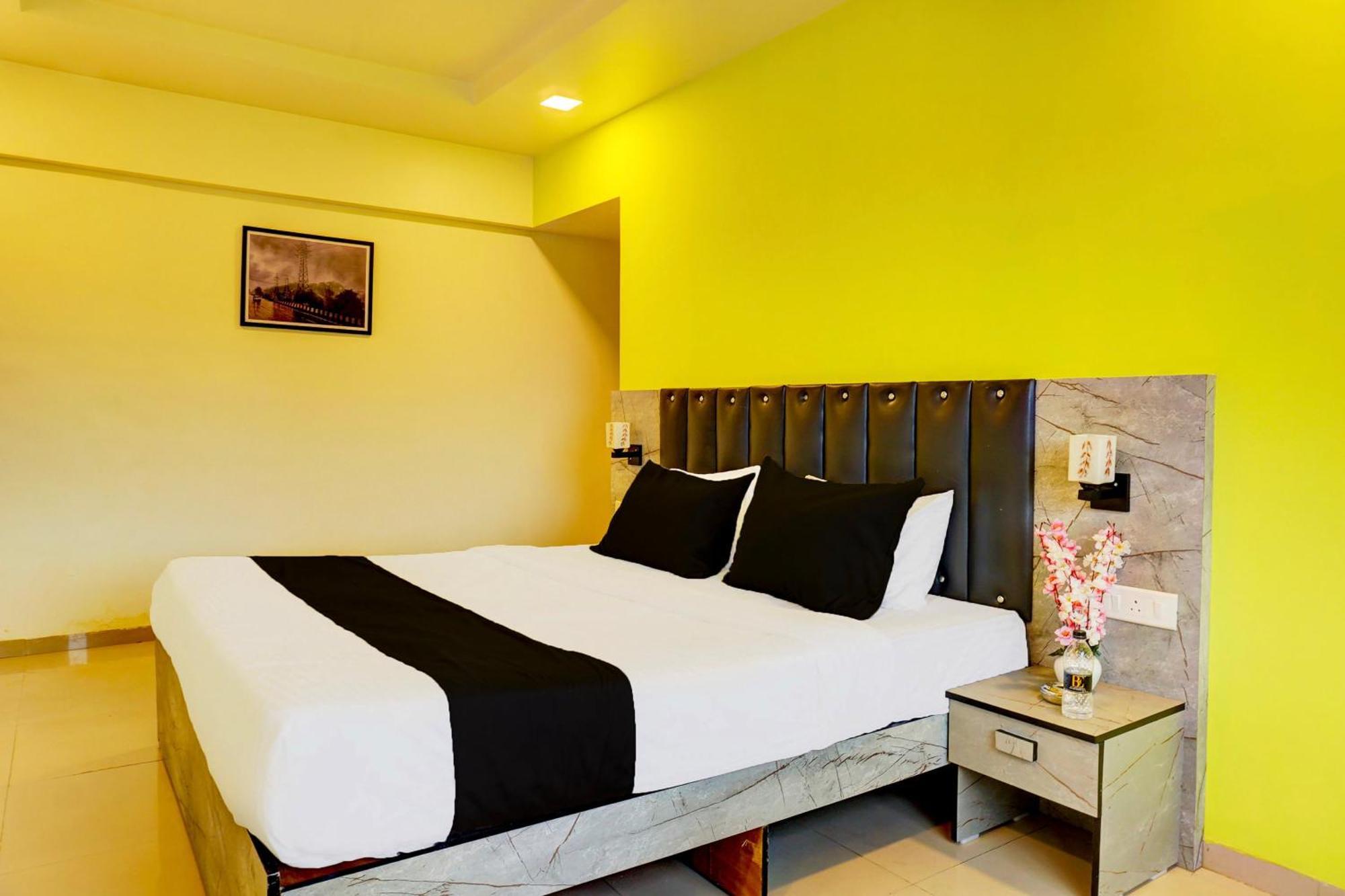 Super Collection O Vardhan Plaza Yerandwane Exterior foto