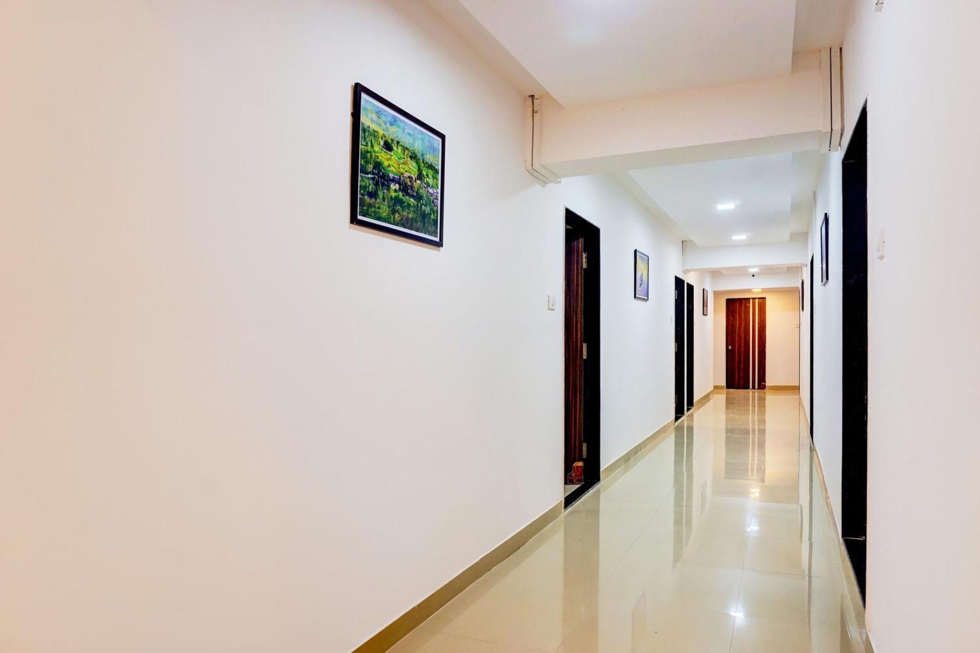 Super Collection O Vardhan Plaza Yerandwane Exterior foto